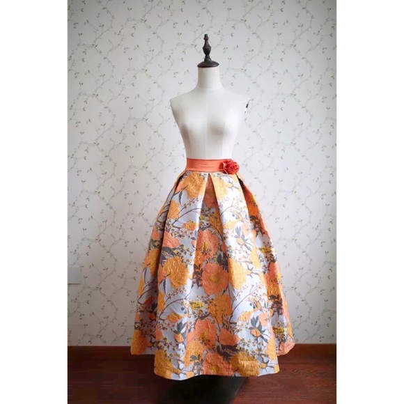 🌺 Floral Embroidered Midi Skirt - Picture 3 of 5